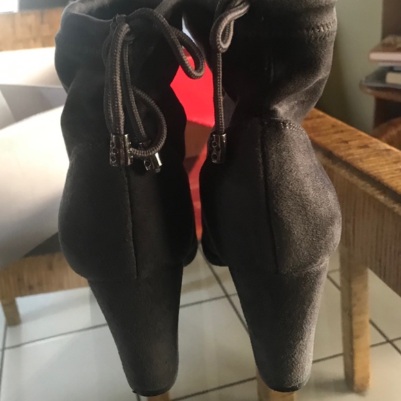 Dream Pairs Women's Grey Chunky Heel Ankle Booties - Picture 3 of 8